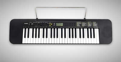Синтезатор CTK-240H7 имеет 49 стандартных клавиш (адаптер в комплекте)